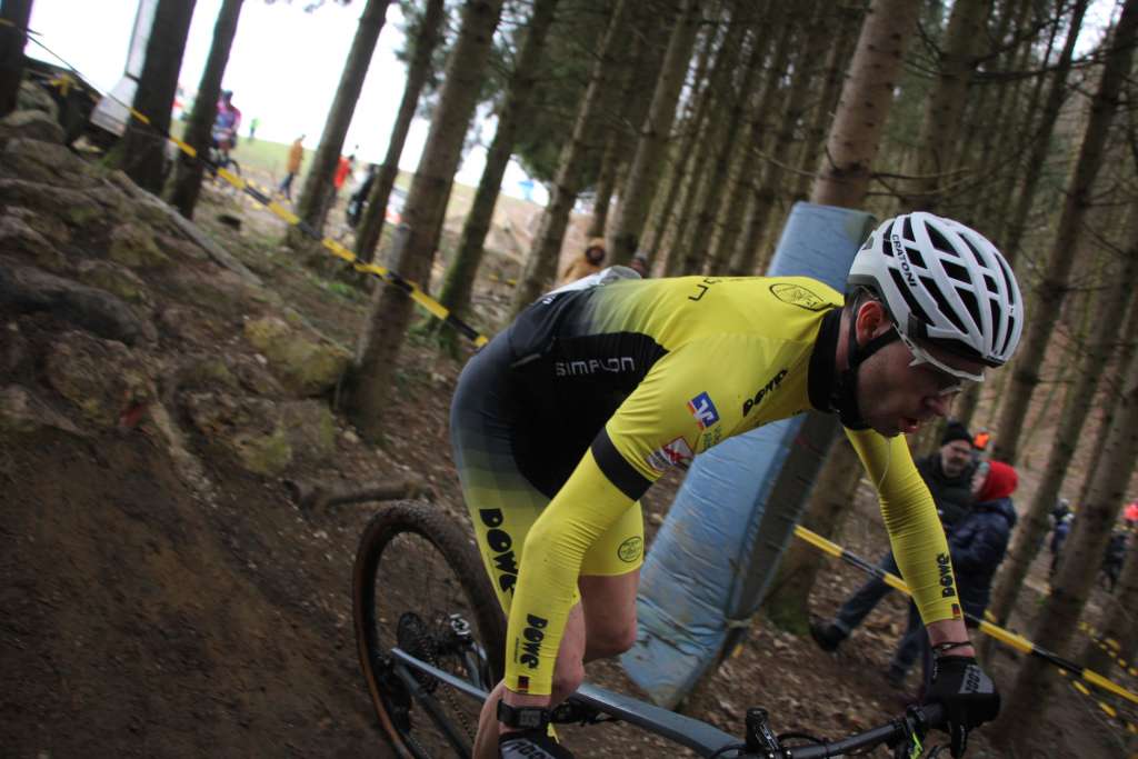 dowe-sportswear-team-simplon-maerz-2023-k Team DOWE Simplon auf dem Mountainbike im Wald