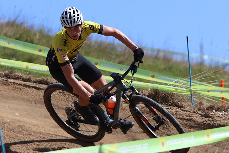 Dowe Sportswear . Radrennen auf matschigem Grund - gelbes Trikot - MTB Radler