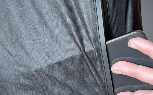 Die Tasche mit Platz für das Mobiltelefon