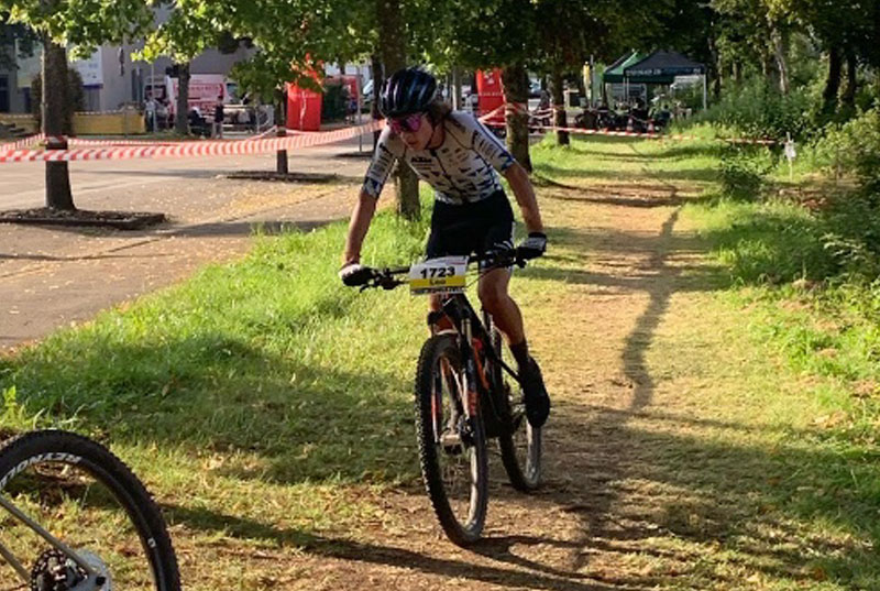 Leo Hack von den KTM Youngsters auf einem Radrennen im DOWE Trikot