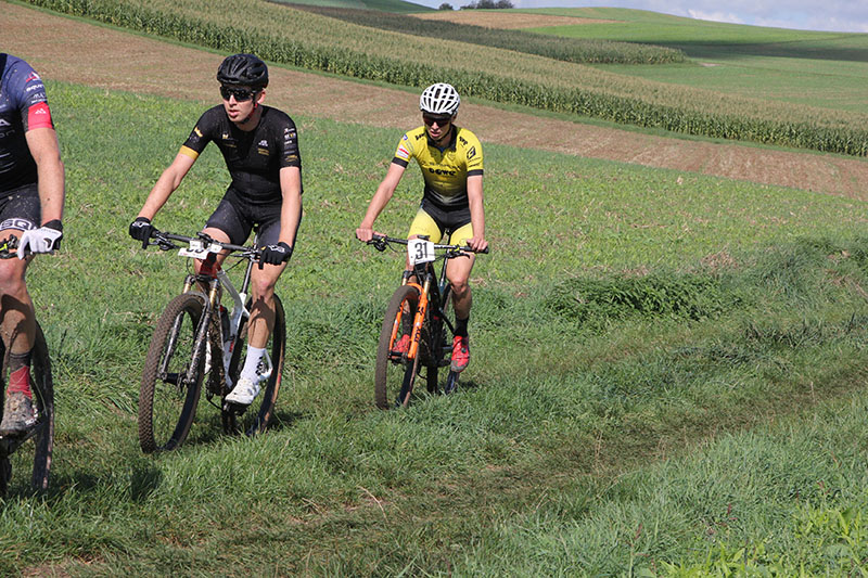 team-dowe-simplon-v1 Mountainbiker des Team DOWE Simplon beim Radrennen in der Flur