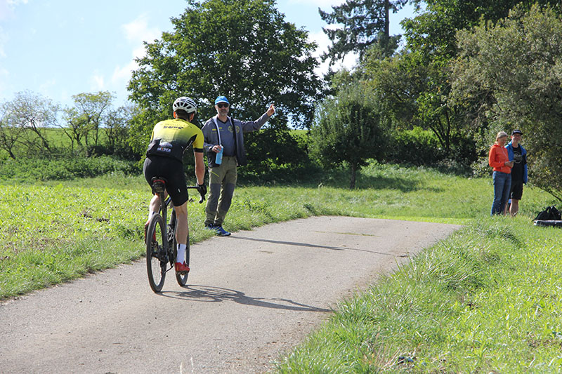 team-dowe-simplon-v11 Ein Radler vom Team DOWE Simplon auf einem Radweg, beim Radrennen