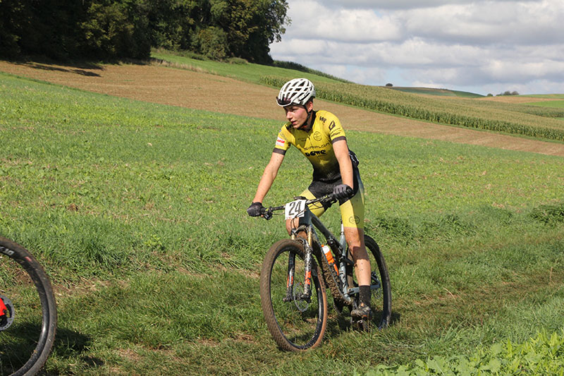 team-dowe-simplon-v2 Mountainbiker des Team DOWE Simplon beim Radrennen in der Flur