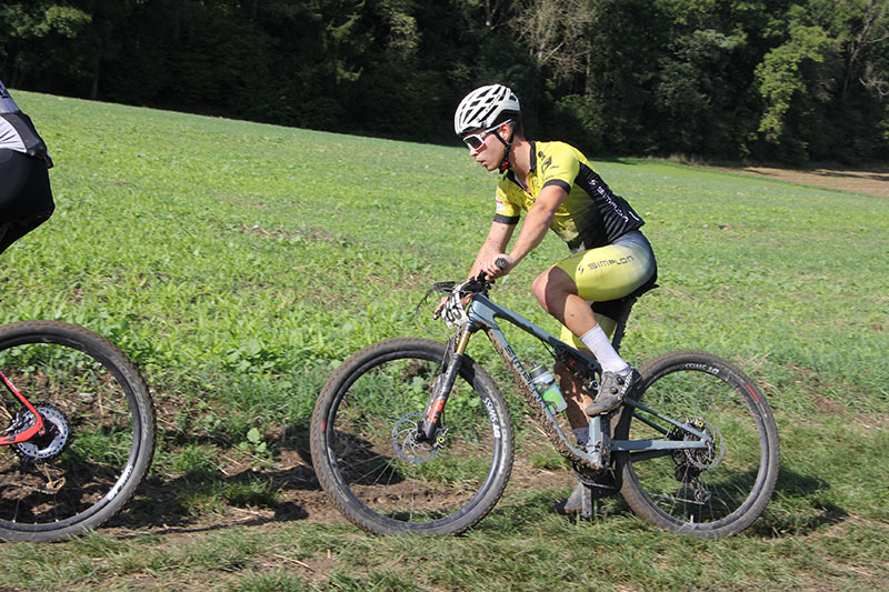 team-dowe-simplon-v3 Mountainbiker des Team DOWE Simplon beim Radrennen in der Flur