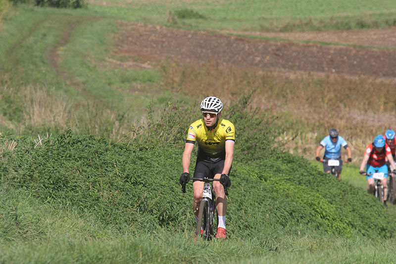 team-dowe-simplon-v4 Mountainbiker des Team DOWE Simplon beim Radrennen in der Flur