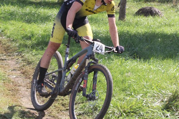 Mountainbiker des Team DOWE Simplon beim Radrennen in der Flur