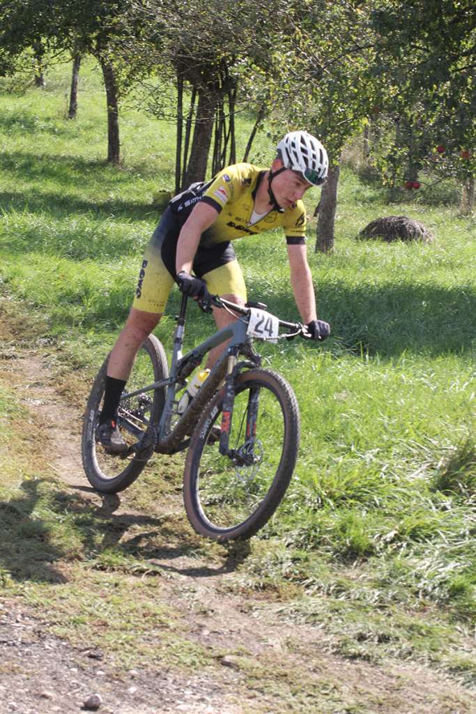 team-dowe-simplon-v5 Mountainbiker des Team DOWE Simplon beim Radrennen in der Flur
