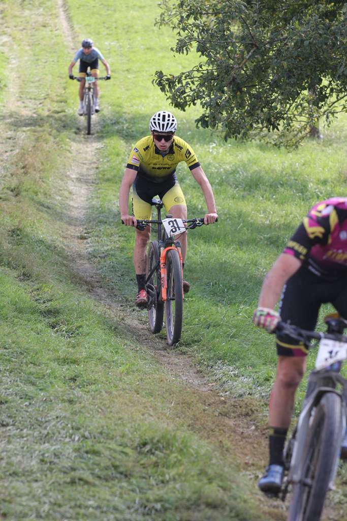team-dowe-simplon-v6 Mountainbiker des Team DOWE Simplon beim Radrennen in der Flur