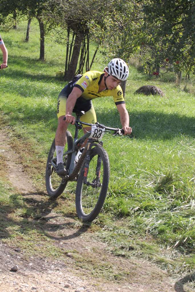 team-dowe-simplon-v7 Mountainbiker des Team DOWE Simplon beim Radrennen in der Flur