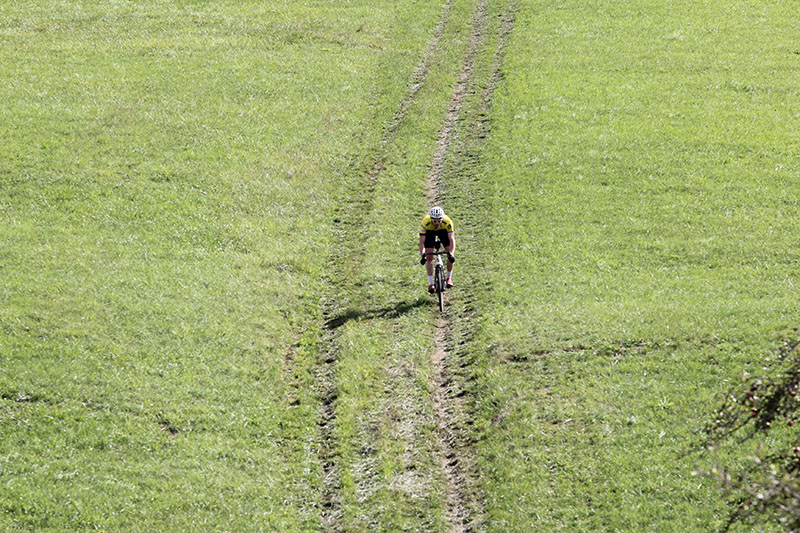team-dowe-simplon-v8 Mountainbiker des Team DOWE Simplon beim Radeln in der Flur