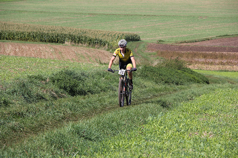 team-dowe-simplon-v9 Mountainbiker des Team DOWE Simplon beim Radrennen in der Flur
