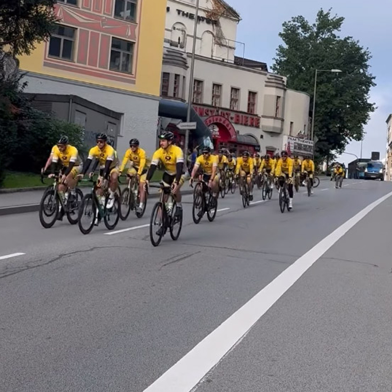 Gruppe-beim-Fahren